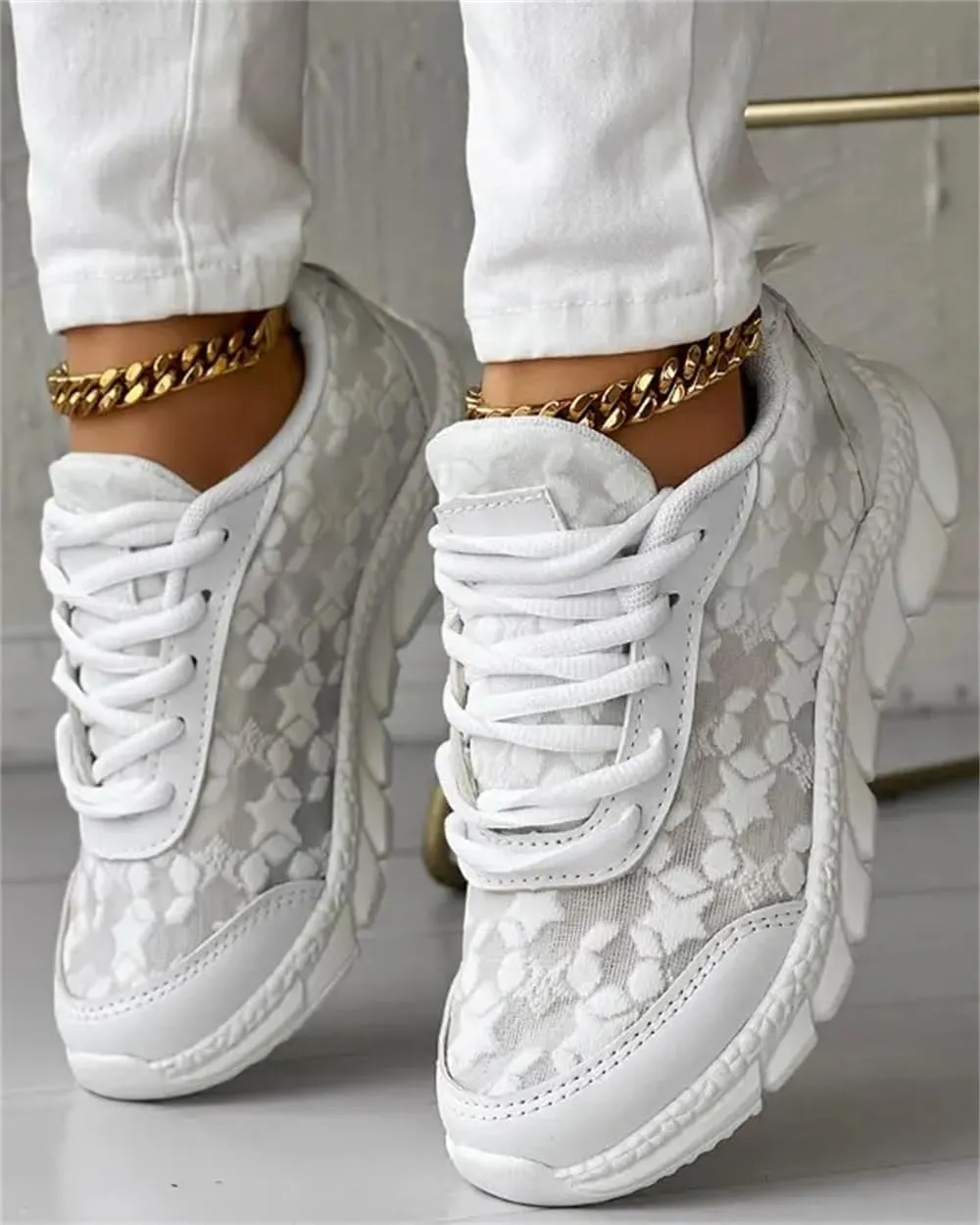 Breathable Lace-up Round Toe Sneakers