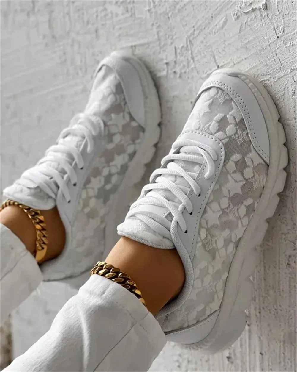 Breathable Lace-up Round Toe Sneakers