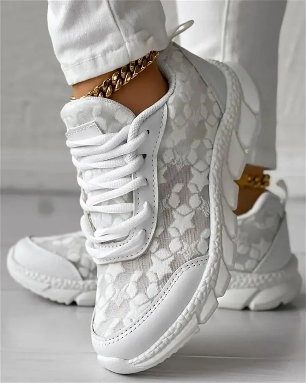 Breathable Lace-up Round Toe Sneakers