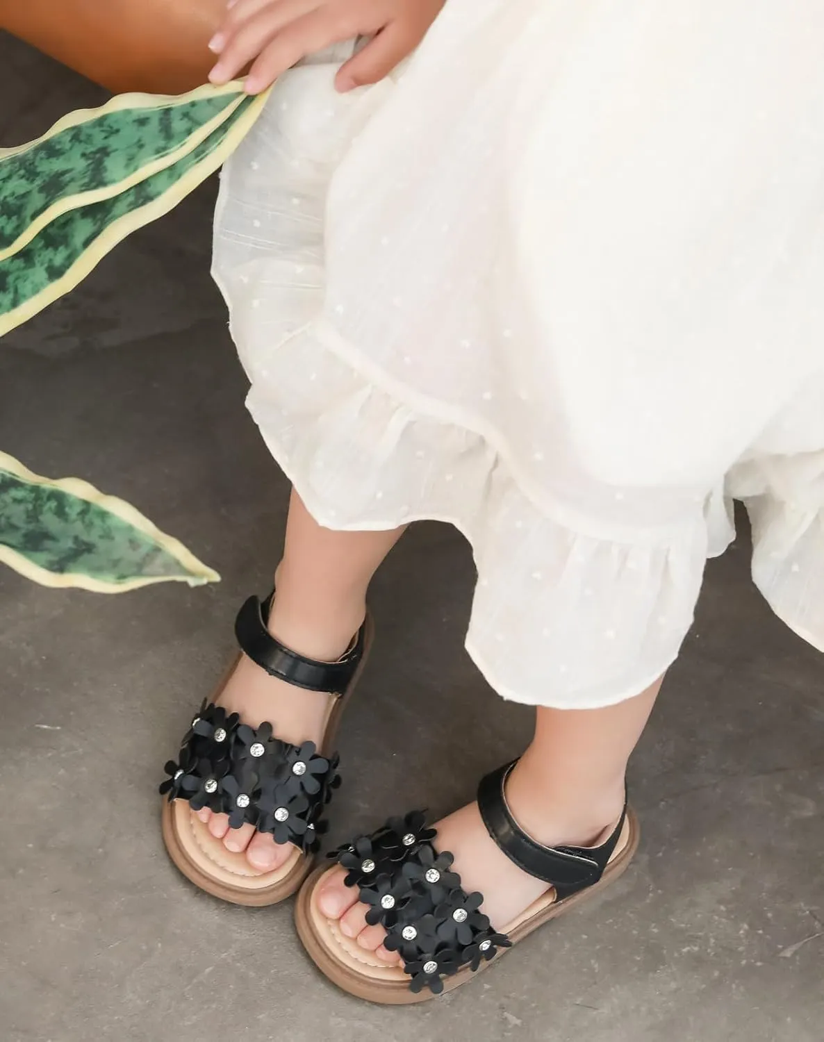 DADAWEN Girl's Summer Beach Water Sandals Soft Sole T-Strap Flat Sandal (Toddler/Little Kid)