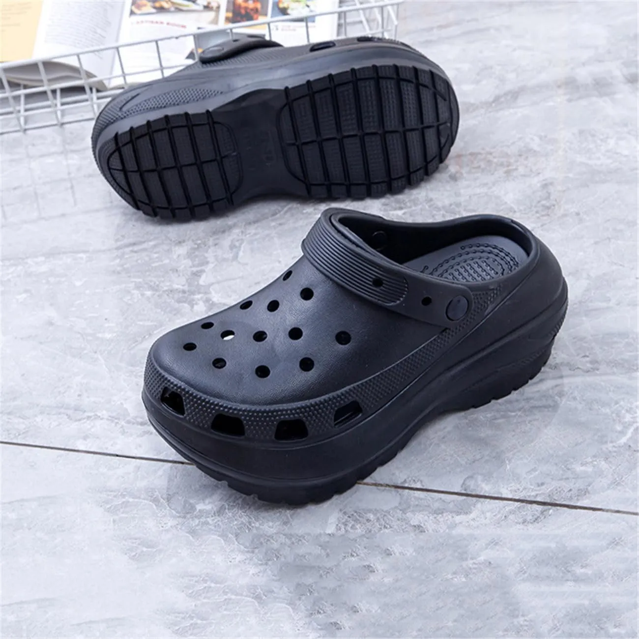 Fashion comfortable platform clogs for women's outdoor and indoor cloud slides Casual pillows sandals beach shoes jogging shoes walking shoes wading shoes