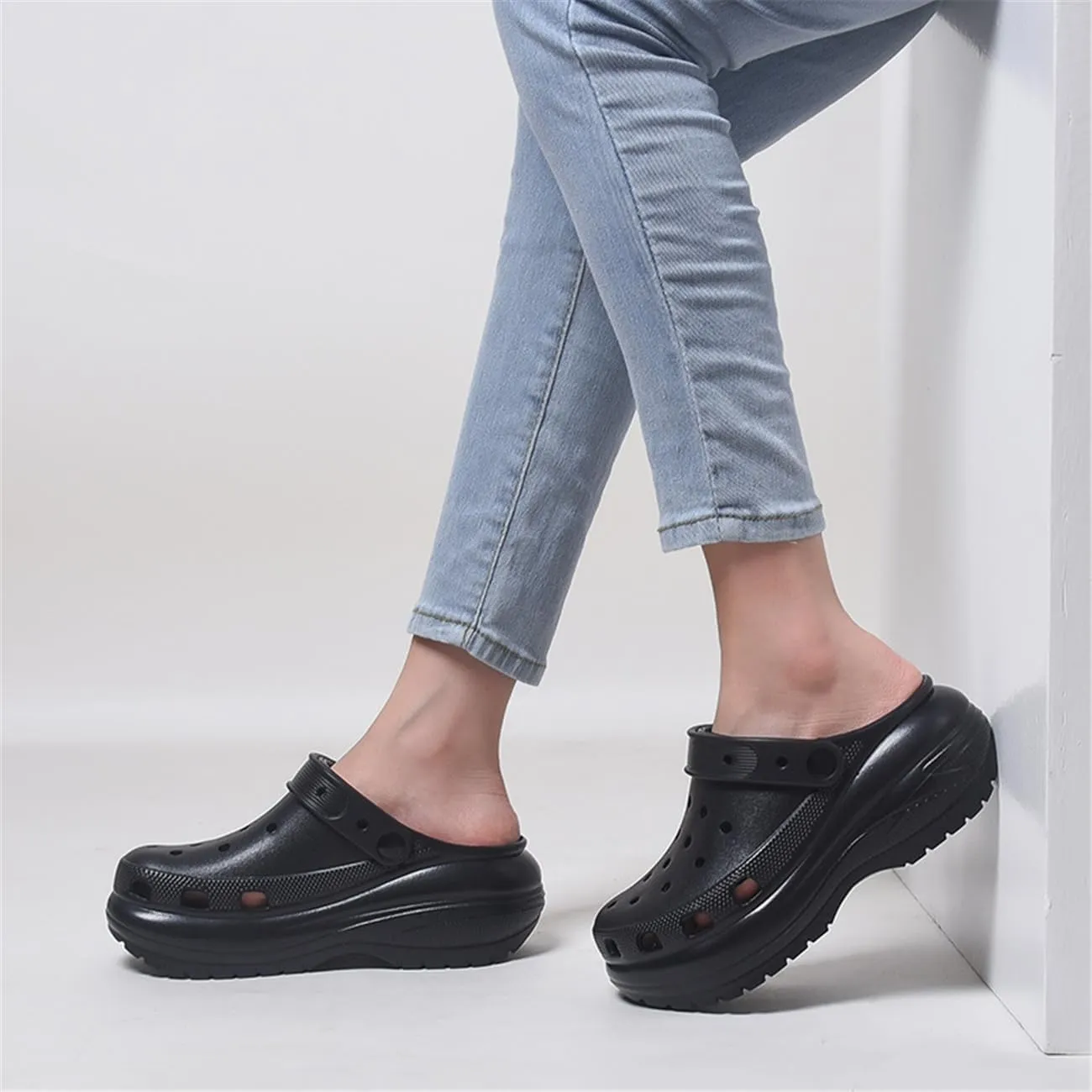 Fashion comfortable platform clogs for women's outdoor and indoor cloud slides Casual pillows sandals beach shoes jogging shoes walking shoes wading shoes