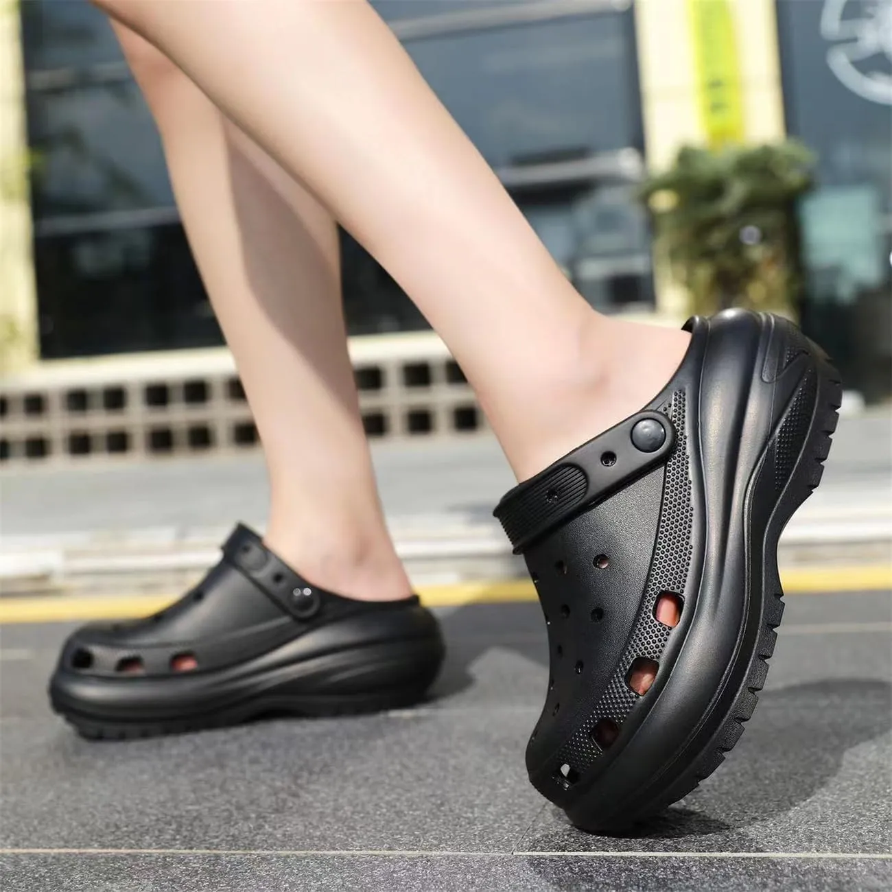 Fashion comfortable platform clogs for women's outdoor and indoor cloud slides Casual pillows sandals beach shoes jogging shoes walking shoes wading shoes